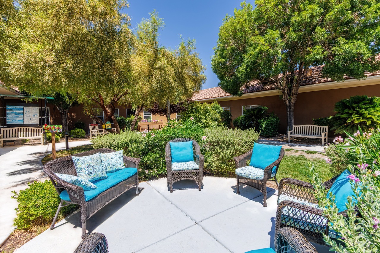MiraLoma_EXT_17 Large - Vista Pointe at Mira Loma Courtyard area outside the building with comfortable outdoor couches and chairs arranged in a circle for visiting at Vista Pointe at Mira Loma.
